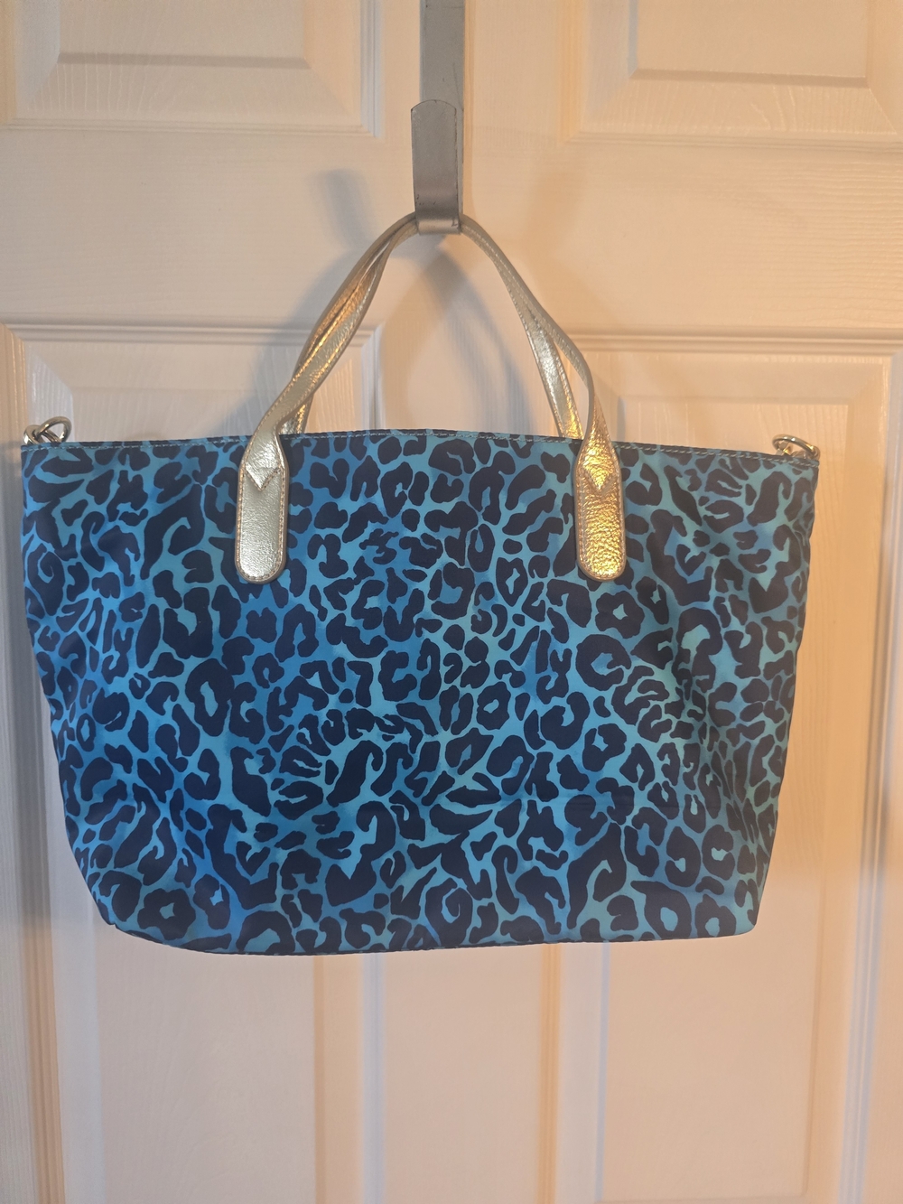 BNWT Lilly Pulitzer Blue Leopard Evita Tote With Adjustabke Strap & Gold Handles - Picture 12 of 12